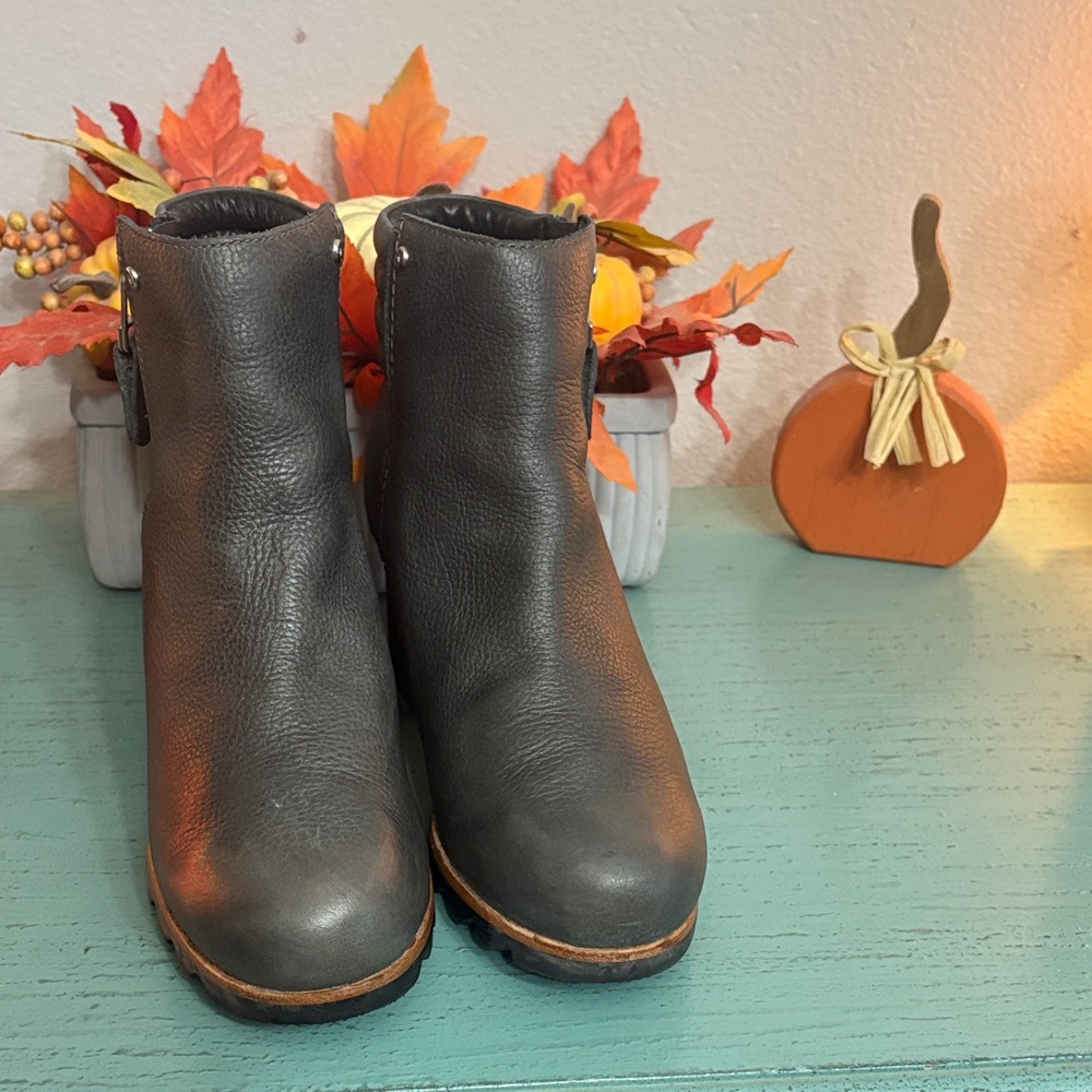 Sorel Danica Leather Ankle Boots SZ 7.5 box 163